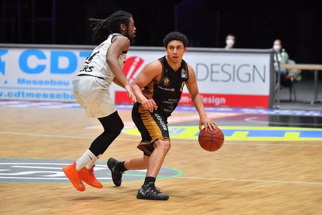 Chemnitz, Deutschland 24. Maerz 2021: BBL - 2020 2021 - Niners Chemnitz vs. Basketball Loewen Braunschweig v. li. im Zweikampf Marcus Thornton (Chemnitz) und James Robinson (Braunschweig) Messe Chemnitz Sachsen Copyright: xFotostandx xDostmannx