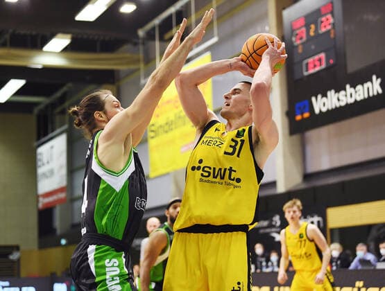 Basketball 2. Bundesliga 2020 2021 15. Spieltag in Rottenburg in der Volksbank Arena 24.03.2021 Tigers Tuebingen - Gladiators Trier Daniel Keppeler (re, Tigers) gegen Jonathan Dubas (li, Trier)