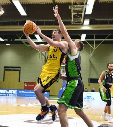 Basketball 2. Bundesliga 2020 2021 15. Spieltag in Rottenburg in der Volksbank Arena 24.03.2021 Tigers Tuebingen - Gladiators Trier Gianni Otto (li, Tigers) gegen Jonas Graf (re, Trier)