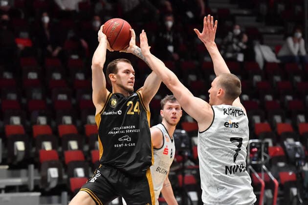 Chemnitz, Deutschland 24. Maerz 2021: BBL - 2020 2021 - Niners Chemnitz vs. Basketball Loewen Braunschweig v. li. im Zweikampf Arnas Velicka (Braunschweig) und Jonas Richter (Chemnitz) Messe Chemnitz Sachsen Copyright: xFotostandx xDostmannx