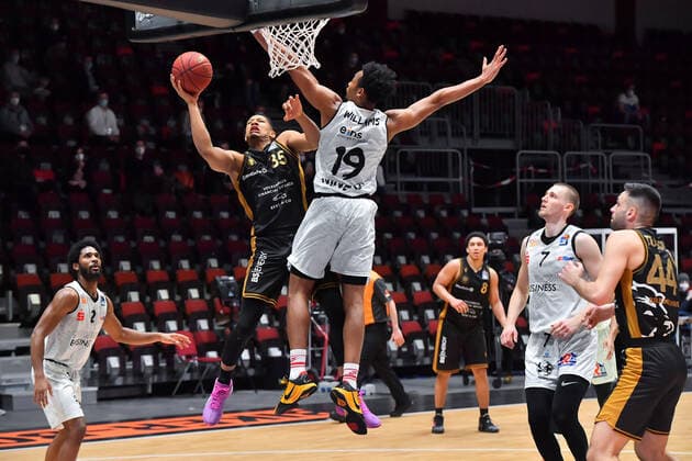 Chemnitz, Deutschland 24. Maerz 2021: BBL - 2020 2021 - Niners Chemnitz vs. Basketball Loewen Braunschweig v. li. im Zweikampf Karim Jallow (Braunschweig) und Johnathan Lee Williams (Chemnitz) Messe Chemnitz Sachsen Copyright: xFotostandx xDostmannx