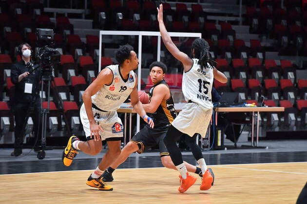 Chemnitz, Deutschland 24. Maerz 2021: BBL - 2020 2021 - Niners Chemnitz vs. Basketball Loewen Braunschweig v. li. im Zweikampf Johnathan Lee Williams (Chemnitz), James Robinson (Braunschweig) und Marcus Thornton (Chemnitz) Messe Chemnitz Sachsen Copyright: xFotostandx xDostmannx
