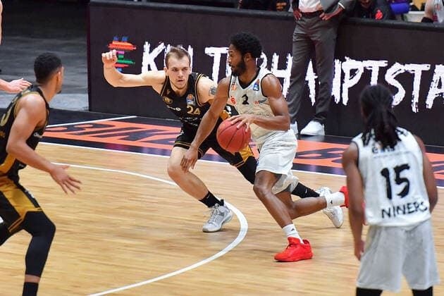 Chemnitz, Deutschland 24. Maerz 2021: BBL - 2020 2021 - Niners Chemnitz vs. Basketball Loewen Braunschweig v. li. im Zweikampf Arnas Velicka (Braunschweig) und Harris Terrell (Chemnitz) Messe Chemnitz Sachsen Copyright: xFotostandx xDostmannx