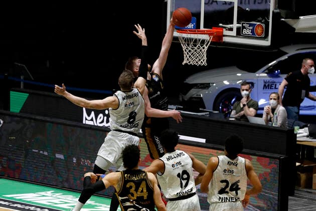 24.03.2021, easyCredit Basketball Bundesliga, BBL, Saison 2020 2021, Herren, Chemnitz Niners - Basketball Löwen Braunschweig Luc van Slooten, Basketball Löwen Braunschweig, Jan Niklas Wimberg, Niners Chemnitz Chemnitz Messe Chemnitz Sachsen Germany