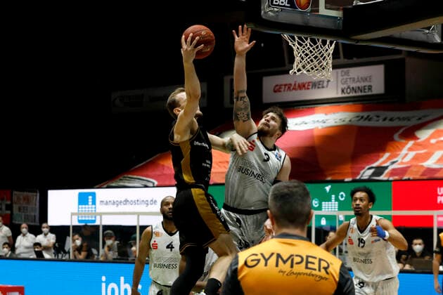 24.03.2021, easyCredit Basketball Bundesliga, BBL, Saison 2020 2021, Herren, Chemnitz Niners - Basketball Löwen Braunschweig Benedikt Turudic, Basketball Löwen Braunschweig, Dominique Johnson, Niners Chemnitz Chemnitz Messe Chemnitz Sachsen Germany