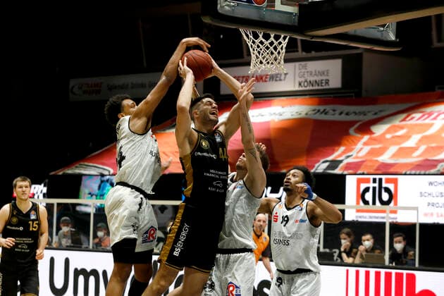 24.03.2021, easyCredit Basketball Bundesliga, BBL, Saison 2020 2021, Herren, Chemnitz Niners - Basketball Löwen Braunschweig George King, Niners Chemnitz, Benedikt Turudic, Basketball Löwen Braunschweig Chemnitz Messe Chemnitz Sachsen Germany