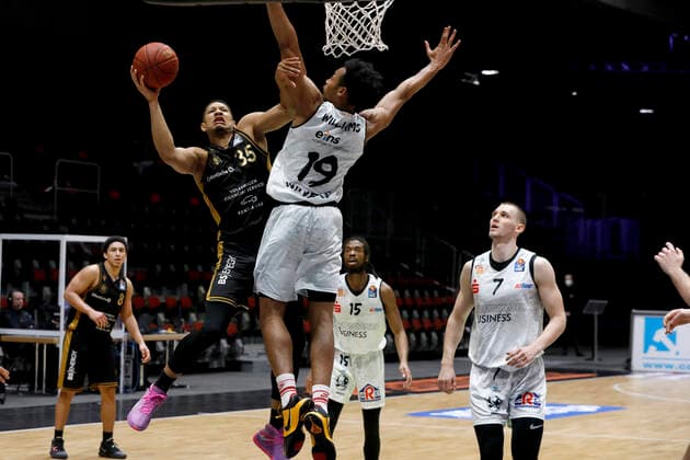 24.03.2021, easyCredit Basketball Bundesliga, BBL, Saison 2020 2021, Herren, Chemnitz Niners - Basketball Löwen Braunschweig Karim Jallow, Basketball Löwen Braunschweig, Jonathan Williams, Niners Chemnitz Chemnitz Messe Chemnitz Sachsen Germany