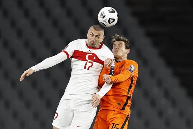 ISTANBUL - (LR) Burak Yilmaz of Turkye, Marten de Roon of Holland during the FIFA World Cup, WM, Weltmeisterschaft, Fussball qualifying match between Turkey and the Netherlands at Ataturk Olimpiyat Stadium on March 24, 2021 in Istanbul, Turkey. ANP MAURICE VAN STEEN FIFA World Cup 2021 Qualifier 2020 2021 xVIxANPxSportx xxANPxIVx