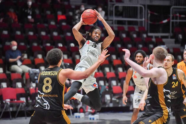 Chemnitz, Deutschland 24. Maerz 2021: BBL - 2020 2021 - Niners Chemnitz vs. Basketball Loewen Braunschweig v. li. im Zweikampf James Robinson (Braunschweig) und Marcus Thornton (Chemnitz) Messe Chemnitz Sachsen Copyright: xFotostandx xDostmannx