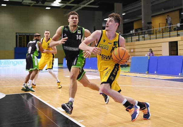 Basketball 2. Bundesliga 2020 2021 15. Spieltag in Rottenburg in der Volksbank Arena 24.03.2021 Tigers Tuebingen - Gladiators Trier Gianni Otto (re, Tigers) gegen Brody Clarke (Trier)