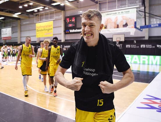 Basketball 2. Bundesliga 2020 2021 15. Spieltag in Rottenburg in der Volksbank Arena 24.03.2021 Tigers Tuebingen - Gladiators Trier SCHLUSSJUBEL Tigers; Jekabs Beck