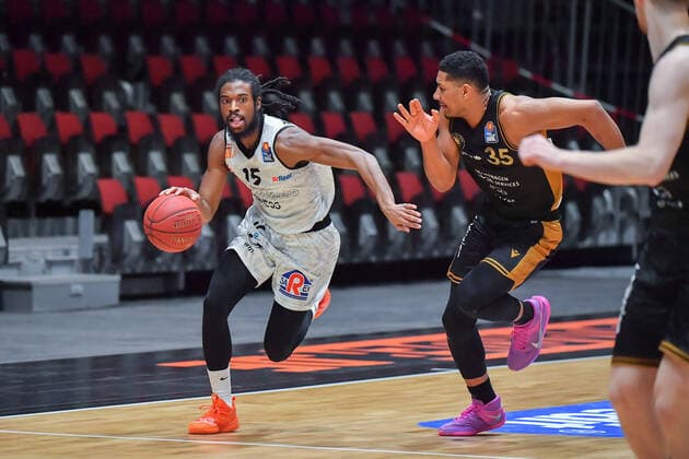 Chemnitz, Deutschland 24. Maerz 2021: BBL - 2020 2021 - Niners Chemnitz vs. Basketball Loewen Braunschweig v. li. im Zweikampf Marcus Thornton (Chemnitz) und Karim Jallow (Braunschweig) Messe Chemnitz Sachsen Copyright: xFotostandx xDostmannx