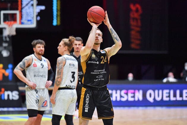 Chemnitz, Deutschland 24. Maerz 2021: BBL - 2020 2021 - Niners Chemnitz vs. Basketball Loewen Braunschweig Arnas Velicka (Braunschweig) Messe Chemnitz Sachsen Copyright: xFotostandx xDostmannx