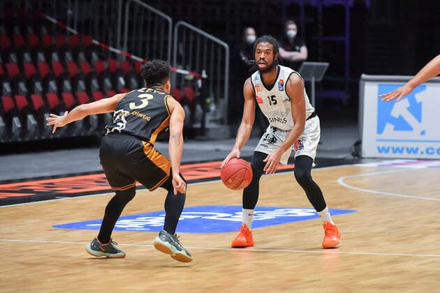 Chemnitz, Deutschland 24. Maerz 2021: BBL - 2020 2021 - Niners Chemnitz vs. Basketball Loewen Braunschweig v. li. im Zweikampf Garai Zeeb (Braunschweig) und Marcus Thornton (Chemnitz) Messe Chemnitz Sachsen Copyright: xFotostandx xDostmannx
