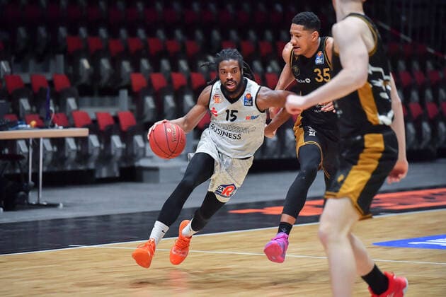 Chemnitz, Deutschland 24. Maerz 2021: BBL - 2020 2021 - Niners Chemnitz vs. Basketball Loewen Braunschweig v. li. im Zweikampf Marcus Thornton (Chemnitz) und Karim Jallow (Braunschweig) Messe Chemnitz Sachsen Copyright: xFotostandx xDostmannx