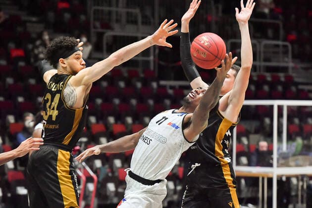 Sport Bilder des Tages Chemnitz, Deutschland 24. Maerz 2021: BBL - 2020 2021 - Niners Chemnitz vs. Basketball Loewen Braunschweig v. li. im Zweikampf Gavin Schilling (Braunschweig) und Isiaha Mike (Chemnitz) Messe Chemnitz Sachsen Copyright: xFotostandx xDostmannx