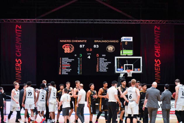 Chemnitz, Deutschland 24. Maerz 2021: BBL - 2020 2021 - Niners Chemnitz vs. Basketball Loewen Braunschweig Anzeigetafel nach dem Schlusspfiff mit dem Endstand 87:83 für die Niners Chemnitz Messe Chemnitz Sachsen Copyright: xFotostandx xDostmannx