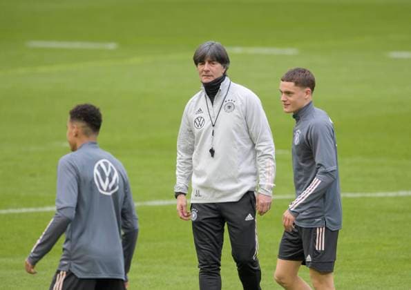 Trainer Bundestrainer Joachim Jogi LOEW (Löw, GER) beobachtet Jamal MUSIALA l. und Florian WIRTZ r. (GER) beim Training. Training Fussball Nationalmannschaft der Maenner am 23.03.2021 in Duesseldorf Deutschland. Â