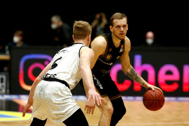 24.03.2021, easyCredit Basketball Bundesliga, BBL, Saison 2020 2021, Herren, Chemnitz Niners - Basketball Löwen Braunschweig Luis Figge, Niners Chemnitz, Arnas Velicka, Basketball Löwen Braunschweig Chemnitz Messe Chemnitz Sachsen Germany