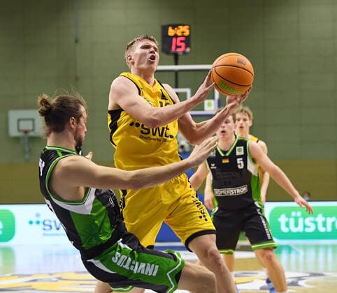 Sport Bilder des Tages Basketball 2. Bundesliga 2020 2021 15. Spieltag in Rottenburg in der Volksbank Arena 24.03.2021 Tigers Tuebingen - Gladiators Trier Elias Valtonen (Mitte, Tigers) gegen Jonathan Dubas (li, Trier)