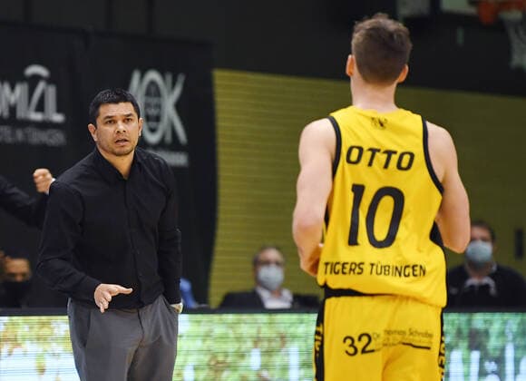 Basketball 2. Bundesliga 2020 2021 15. Spieltag in Rottenburg in der Volksbank Arena 24.03.2021 Tigers Tuebingen - Gladiators Trier Trainer Daniel Jansson (li, Tigers) im Gespraech Gianni Otto (re, Tigers)
