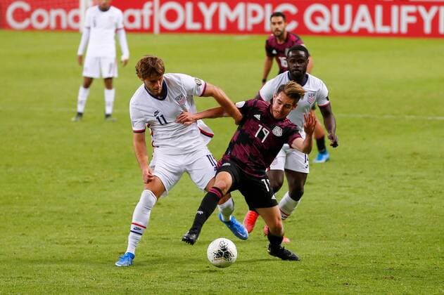 Jesus Ricardo Angulo (R) of Mexico disputes the ball with Ulysses Llanez (L) of United States during the CONCACAF Men s Olympic Qualification tournament at Jalisco Stadium, in Guadalajara, Mexico, 24 March 2021. Mexico vs. USA CONCACAF Men s Olympic Qualification tournament !ACHTUNG: NUR REDAKTIONELLE NUTZUNG!  Copyright: xFranciscoxGuascox AME5457 20210325-637522456723930290
