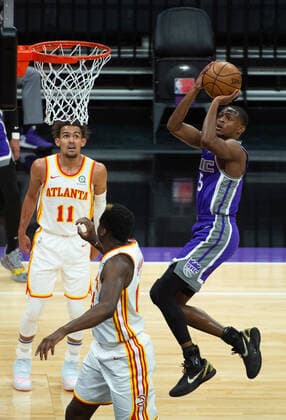 March 24, 2021, Sacramento, CA, USA: Sacramento Kings guard De Aaron Fox (5) shoot over Atlanta Hawks center Clint Capela (15) in the first quarter during a game at Golden 1 Center on Wednesday, March 24, 2021 in Sacramento. Sacramento USA - ZUMAj89_ 20210324_zaf_j89_002 Copyright: xPaulxKitagakixJr.x