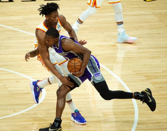 Sport Bilder des Tages March 24, 2021, Sacramento, CA, USA: Sacramento Kings guard De Aaron Fox (5) is founded by Atlanta Hawks forward Onyeka Okongwu (17) in the first quarter during a game at Golden 1 Center on Wednesday, March 24, 2021 in Sacramento. Sacramento USA - ZUMAj89_ 20210324_zaf_j89_003 Copyright: xPaulxKitagakixJr.x