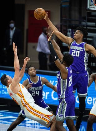 March 24, 2021, Sacramento, CA, USA: Sacramento Kings center Hassan Whiteside (20) blocks shot by Atlanta Hawks forward Danilo Gallinari (8) in the fourth quarter during a game at Golden 1 Center on Wednesday, March 24, 2021 in Sacramento. Sacramento USA - ZUMAj89_ 20210324_zaf_j89_014 Copyright: xPaulxKitagakixJr.x