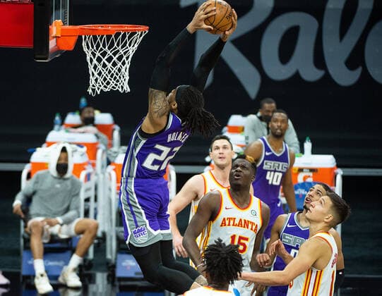 March 24, 2021, Sacramento, CA, USA: Sacramento Kings center Richaun Holmes (22) duns the ball over Atlanta Hawks guard Bogdan Bogdanovic (13) and Atlanta Hawks center Clint Capela (15) in the fourth quarter during a game at Golden 1 Center on Wednesday, March 24, 2021 in Sacramento. Sacramento USA - ZUMAj89_ 20210324_zaf_j89_016 Copyright: xPaulxKitagakixJr.x