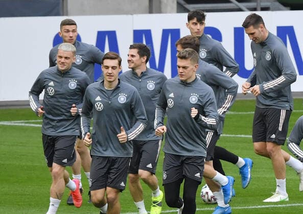 Jonas Hofmann (Deutschland), 4. v.li. 23.03.2021, Fussball GER, WM Qualifikation 2021 2022, Training deutsche Fussballnationalmannschaft, Foto: Maik Hölter TEAM2sportphoto Duesseldorf Nordrhein Westfalen Deutschland