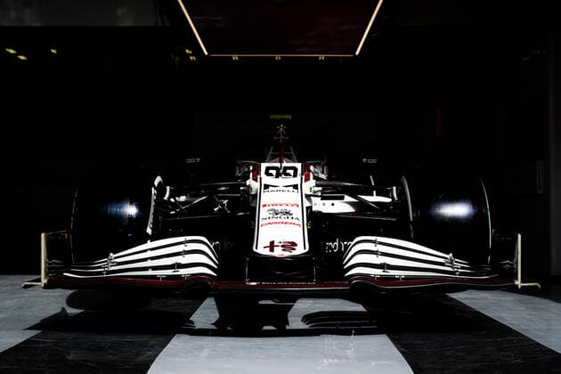 99 GIOVINAZZI Antonio (ita), Alfa Romeo Racing ORLEN C41, atmopshere garage, box, during Formula 1 Gulf Air Bahrain Grand Prix 2021 from March 26 to 28, 2021 on the Bahrain International Circuit, in Sakhir, Bahrain FORMULE 1 : Grand prix du Bahrein - Sakhir - Preparation - 25 03 2021 DPPI Panoramic 