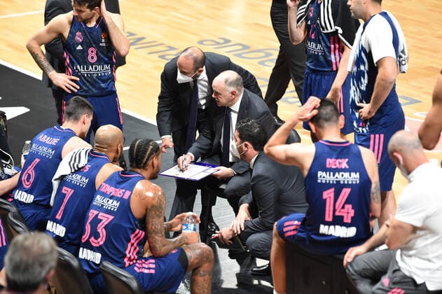 Pablo Laso (entraineur real madrid) et ses joueurs BASKETBALL : LDLC ASVEL vs Real Madrid - Euroleague - 25 03 2021 FredericChambert Panoramic 