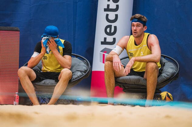 Sven Winter mit Handtuch vor dem Gesicht, Alexander Walkenhorst enttaeuscht daneben in der Tectake Spieler-Ecke, Reinhardt Wolf vs. Walkenhorst Winter, Beachvolleyball, German Beach Trophy, 6. Spieltag, 24.03.2021, Reinhardt Wolf vs. Walkenhorst Winter, Beachvolleyball, German Beach Trophy, 6. Spieltag, 24.03.2021 Duesseldorf Copyright: xFlorianxTREIBERx xEibner-Pressefotox EP_FTR