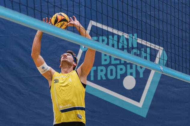Alexander Walkenhorst beim Zuspiel, Reinhardt Wolf vs. Walkenhorst Winter, Beachvolleyball, German Beach Trophy, 6. Spieltag, 24.03.2021, Reinhardt Wolf vs. Walkenhorst Winter, Beachvolleyball, German Beach Trophy, 6. Spieltag, 24.03.2021 Duesseldorf Copyright: xFlorianxTREIBERx xEibner-Pressefotox EP_FTR