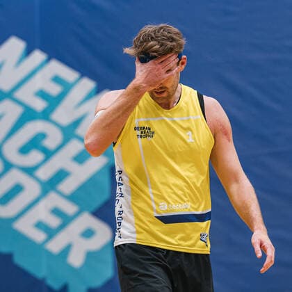 Alexander Walkenhorst fasst sich an die Stirn, Reinhardt Wolf vs. Walkenhorst Winter, Beachvolleyball, German Beach Trophy, 6. Spieltag, 24.03.2021, Reinhardt Wolf vs. Walkenhorst Winter, Beachvolleyball, German Beach Trophy, 6. Spieltag, 24.03.2021 Duesseldorf Copyright: xFlorianxTREIBERx xEibner-Pressefotox EP_FTR