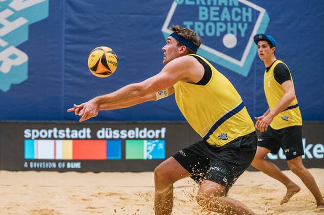 Alexander Walkenhorst in der Annahme, im Hintergrund Sven Winter, Reinhardt Wolf vs. Walkenhorst Winter, Beachvolleyball, German Beach Trophy, 6. Spieltag, 24.03.2021, Reinhardt Wolf vs. Walkenhorst Winter, Beachvolleyball, German Beach Trophy, 6. Spieltag, 24.03.2021 Duesseldorf Copyright: xFlorianxTREIBERx xEibner-Pressefotox EP_FTR