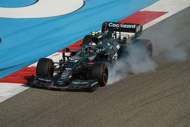 Formula 1 Gulf Air Bahrain Grand Prix 2021 26.03.2021, Bahrain International Circuit, Sakhir, Formula 1 Gulf Air Bahrain Grand Prix 2021 ,im Bild Sebastian Vettel (DEU 5), Aston Martin Cognizant Formula One Team verbremst sich.
