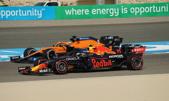 Formula 1 Gulf Air Bahrain Grand Prix 2021 26.03.2021, Bahrain International Circuit, Sakhir, Formula 1 Gulf Air Bahrain Grand Prix 2021 ,im Bild Sergio Perez (MEX 11), Red Bull Racing Honda, Daniel Ricciardo (AUS 3), McLaren F1 Team