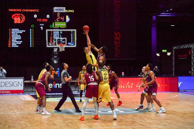 Chemnitz, Deutschland 26. Maerz 2021: BBL - 2020 2021 - Niners Chemnitz vs. EWE Baskets Oldenburg Anwurf Spielbeginn Messe Chemnitz Sachsen Copyright: xFotostandx xDostmannx