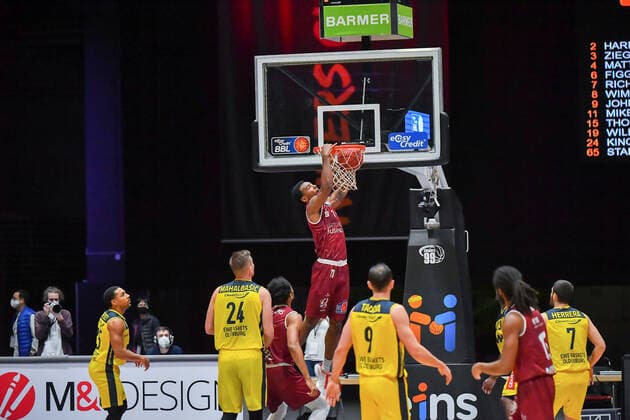 Chemnitz, Deutschland 26. Maerz 2021: BBL - 2020 2021 - Niners Chemnitz vs. EWE Baskets Oldenburg Slam Dunk Dunking Isiaha Mike (Chemnitz) Messe Chemnitz Sachsen Copyright: xFotostandx xDostmannx