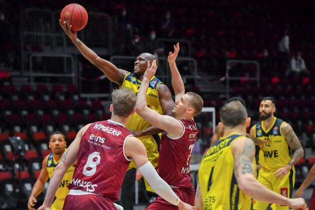 Chemnitz, Deutschland 26. Maerz 2021: BBL - 2020 2021 - Niners Chemnitz vs. EWE Baskets Oldenburg v. li. im Zweikampf Rickey Paulding (Oldenburg) und Jonas Richter (Chemnitz) Messe Chemnitz Sachsen Copyright: xFotostandx xDostmannx