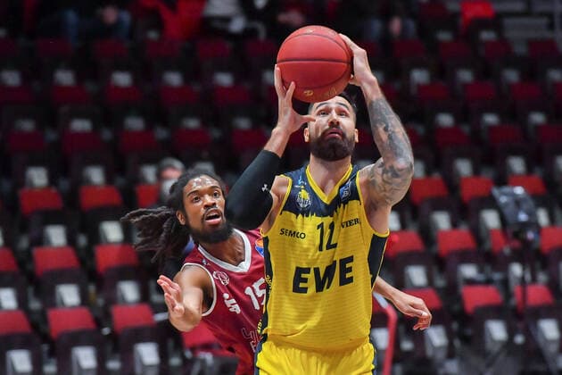 Chemnitz, Deutschland 26. Maerz 2021: BBL - 2020 2021 - Niners Chemnitz vs. EWE Baskets Oldenburg v. li. im Zweikampf Marcus Thornton (Chemnitz) und Martin Breunig (Oldenburg) Messe Chemnitz Sachsen Copyright: xFotostandx xDostmannx