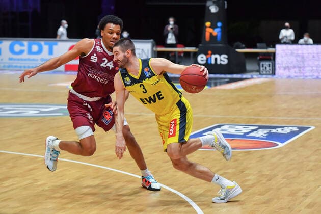 Chemnitz, Deutschland 26. Maerz 2021: BBL - 2020 2021 - Niners Chemnitz vs. EWE Baskets Oldenburg v. li. im Zweikampf George King (Chemnitz) und Braydon Hobbs (Oldenburg) Messe Chemnitz Sachsen Copyright: xFotostandx xDostmannx