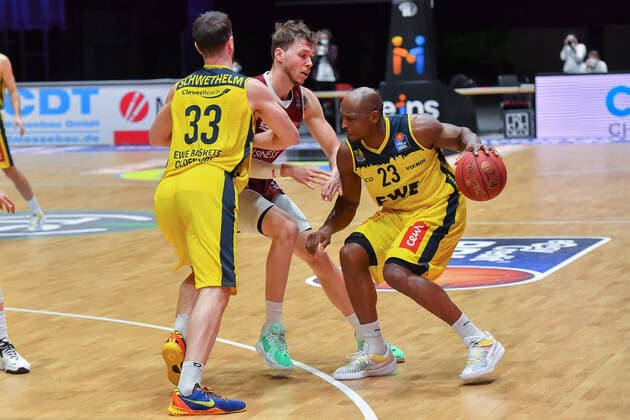 Chemnitz, Deutschland 26. Maerz 2021: BBL - 2020 2021 - Niners Chemnitz vs. EWE Baskets Oldenburg v. li. im Zweikampf Philipp Schwethelm (Oldenburg), Jonas Richter (Chemnitz) und Rickey Paulding (Oldenburg) Messe Chemnitz Sachsen Copyright: xFotostandx xDostmannx