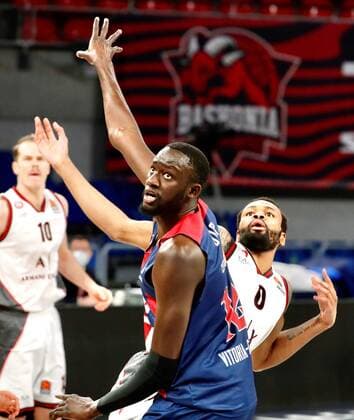 Basketball, EuroLeague, Baskonia Vitoria Gasteiz - EA7 Emporio Armani Mailand Saski Baskonia s Ilimane Diop (front) in action against Olimpia Milano s Kevin Punter (R) during the Euroleague basketball match between Saski Baskonia and Olimpia Milano held at Fernando Buesa arena, in Vitoria, northern Spain, 26 March 2021. Saski Baskonia vs Olimpia Milano !ACHTUNG: NUR REDAKTIONELLE NUTZUNG!  Copyright: xDavidxAguilarx GRAF2503 20210326-637523849493081157