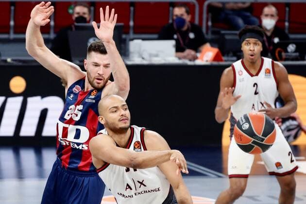 Basketball, EuroLeague, Baskonia Vitoria Gasteiz - EA7 Emporio Armani Mailand Saski Baskonia s Alec Peters (L) in action against Olimpia Milano s Shavon Shields (2-L) during the Euroleague basketball match between Saski Baskonia and Olimpia Milano held at Fernando Buesa arena, in Vitoria, northern Spain, 26 March 2021. Saski Baskonia vs Olimpia Milano !ACHTUNG: NUR REDAKTIONELLE NUTZUNG!  Copyright: xDavidxAguilarx GRAF2507 20210326-637523852049598227