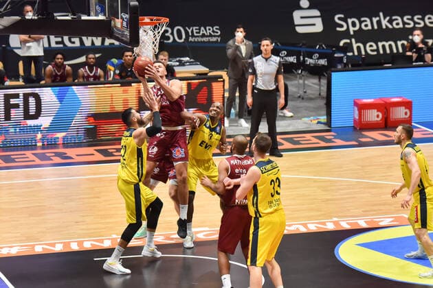 Chemnitz, Deutschland 26. Maerz 2021: BBL - 2020 2021 - Niners Chemnitz vs. EWE Baskets Oldenburg Korbwurf von Filip Stanic (Chemnitz) Messe Chemnitz Sachsen Copyright: xFotostandx xDostmannx