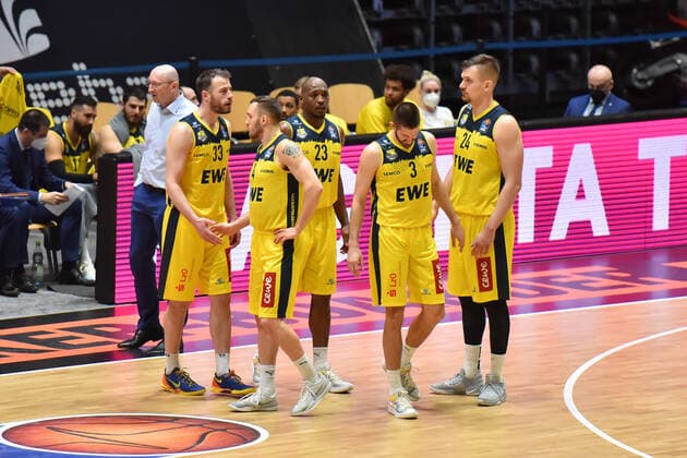 Chemnitz, Deutschland 26. Maerz 2021: BBL - 2020 2021 - Niners Chemnitz vs. EWE Baskets Oldenburg Spieler von Oldenburg sind zur Halbzeit unzufrieden. Messe Chemnitz Sachsen Copyright: xFotostandx xDostmannx