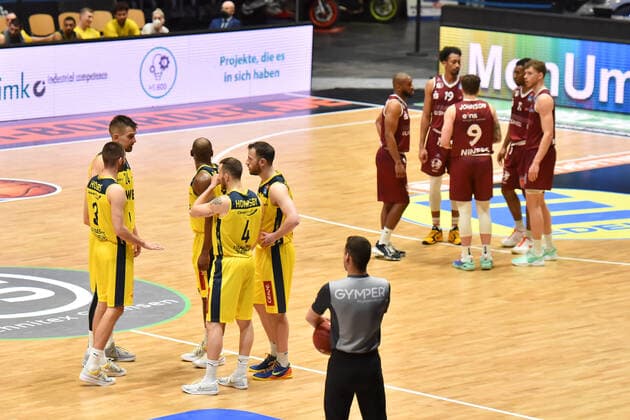 Chemnitz, Deutschland 26. Maerz 2021: BBL - 2020 2021 - Niners Chemnitz vs. EWE Baskets Oldenburg Mannschaftskreise beider Mannschaften Messe Chemnitz Sachsen Copyright: xFotostandx xDostmannx